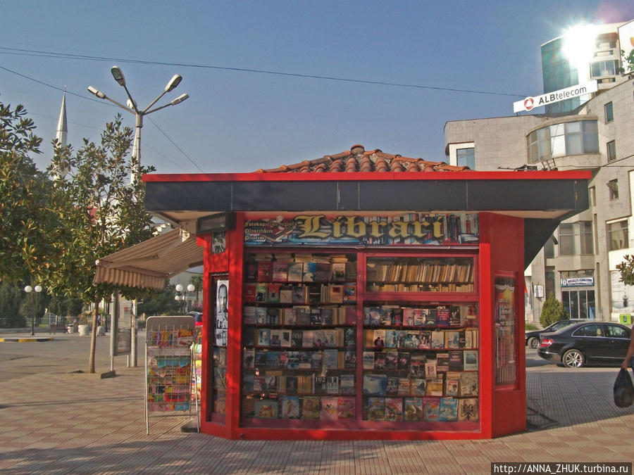 И книжный киоск. Шкодер, Албания