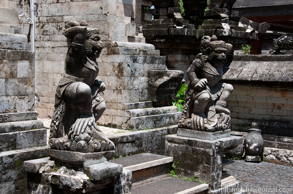 Для балийцев храм Улувату одно из самых святых мест на острове, здесь они поклоняются двум богиням: Рудре – покровительнице охоты, ветра и бури, и богине моря – Деви Лаут. Бали, Индонезия