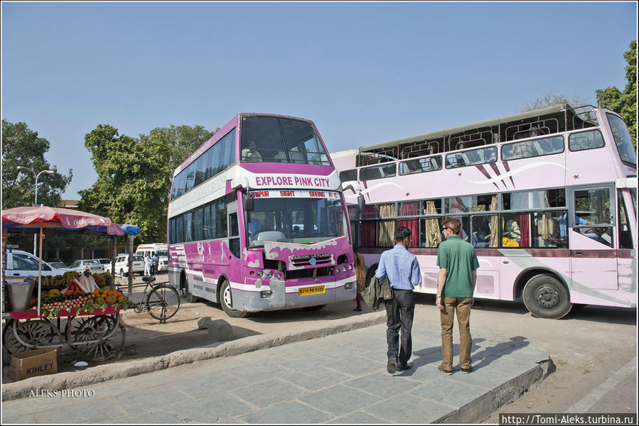 Двухэтажные автобусы для туристов — наследие англичан. Индийцы многое переняли у них...
* Джайпур, Индия
