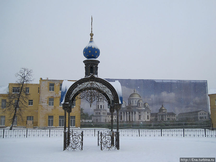 На этом месте стоял Казанский собор. Сейчас здесь лишь часовенка и баннер с изображением уничтоженного собора Казань, Россия