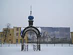На этом месте стоял Казанский собор. Сейчас здесь лишь часовенка и баннер с изображением уничтоженного собора