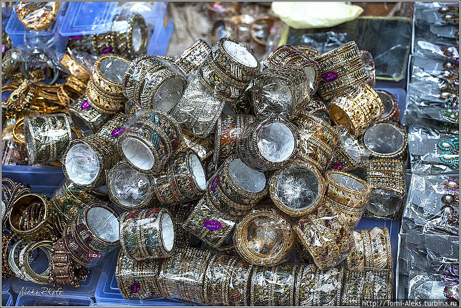 Браслеты — любимое украшение индианок...
* Мумбаи, Индия