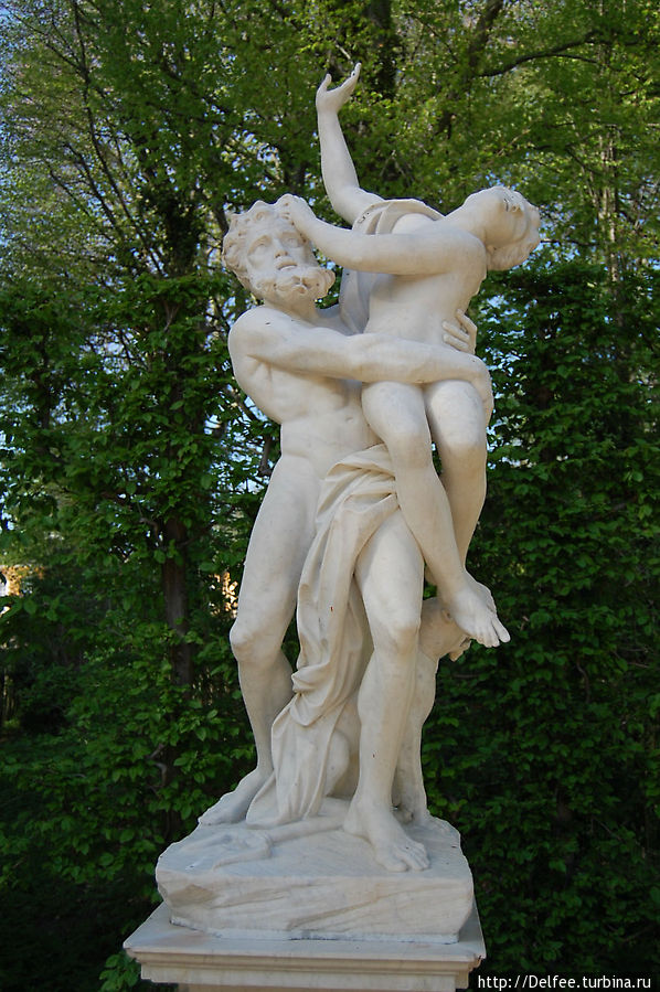 На протяжении всего парка встречаются скульптуры, изображающие героев античной мифологии Потсдам, Германия