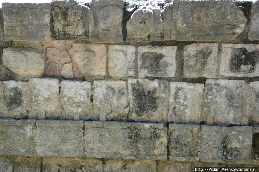 Цомпантли (аст. tzompantli — t͡som’pant͡ɬi) или стена черепов использовался для публичного выставления на показ человеческих черепов, как правило — военнопленных или жертв жертвоприношений. Чичен-Ица город майя, Мексика