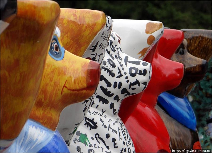 Мишки располагаются по кругу в порядке алфавита государственного языка принимающей выставку страны Екатеринбург, Россия