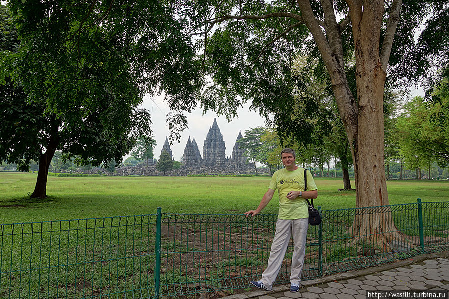 Вид на храмовый комплекс Прамбанан. Ява, Индонезия