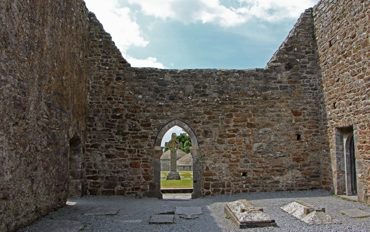 Руины монастыря Клонмакнойс Клонмакнойс, Ирландия