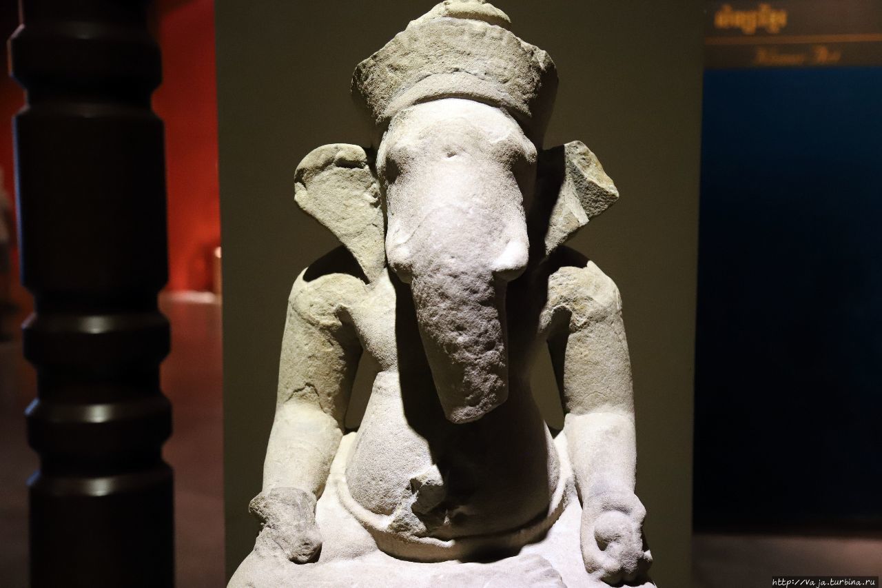 Священный слон Индры, царя Богов, и повелителя небесного царства в Буддизме и Индуизме. Индра объезжал свой небесные владения на спине священного слона Сиемреап, Камбоджа