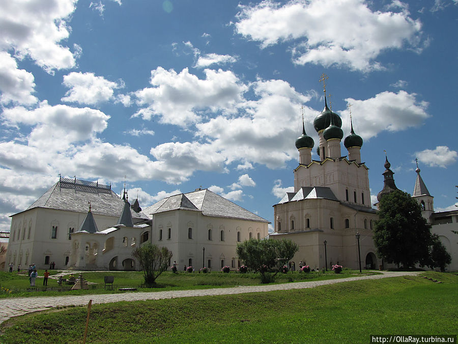 Эта церковь, как и Воскресенская, — надвратная. Она расположена почти посредине западной стены кремля; под ней существовал некогда главный въезд на территорию Архиерейского дома со стороны Москвы. Ростов, Россия