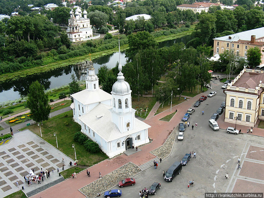 Свадьбы традиционно съезжаются на центральну площадь Вологда, Россия