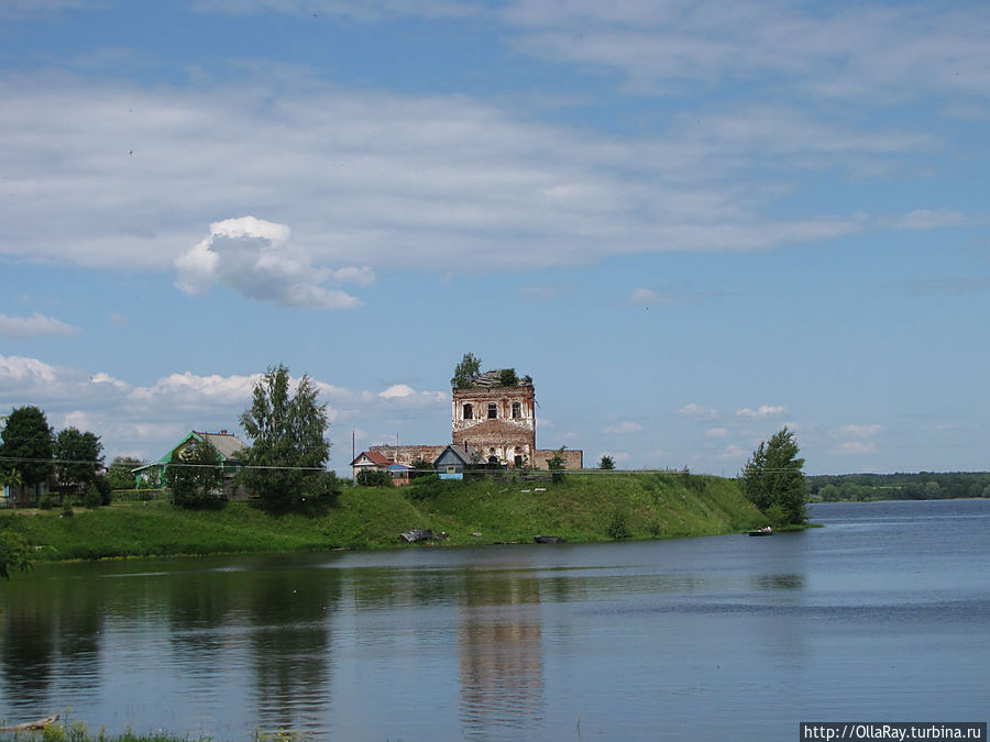 Село Ясная поляна. Церковь Покрова Пресвятой Богородицы (1793-96). Сейчас не действует, строилась на средства прихожан. Пройти мимо такой красоты было бы непростительно... Пошехонье, Россия