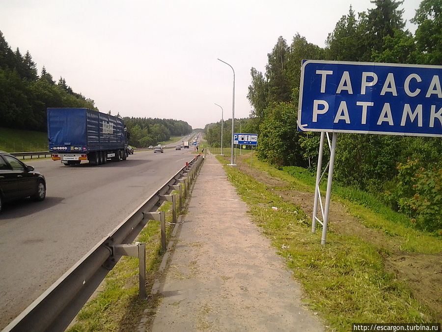 Но нам чуть дальше, за поворот на Ратомку.

Вот там вы будете уверены, что машины идут из города.

Смотрите не пропустите развязку — в районе Воложина(после весового контроля для фур), М6 и М7 расходятся (М7 — поворот направо) Минск, Беларусь