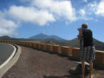 На некоторых участках дороги на смотровых площадках установлены подзорные трубы. Эта направлена прямо на вершину вулкана.