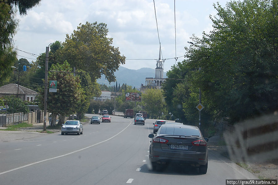 Сухум из окна туристической маршрутки Сухум, Абхазия