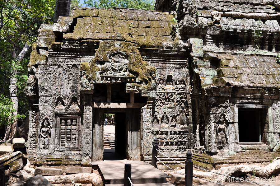 Храм сам по себе не высокий и состоит из небольших отдельностоящих сооружений, которые плотно обросли со всех сторон гигантскими деревьями. Ангкор (столица государства кхмеров), Камбоджа