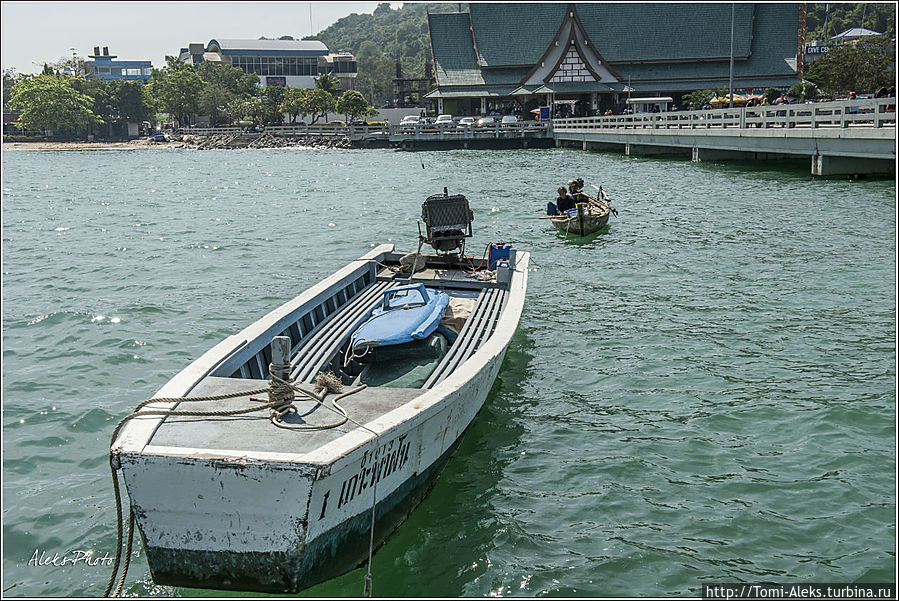Некоторые нанимают небольшие лодки, но я бы этого не советовал. В тот день, когда мы плавали на Колан, ближе к вечеру были огромные волны. Думаю, вам бы не очень понравилось в таком суденышке болтаться на волнах...
*