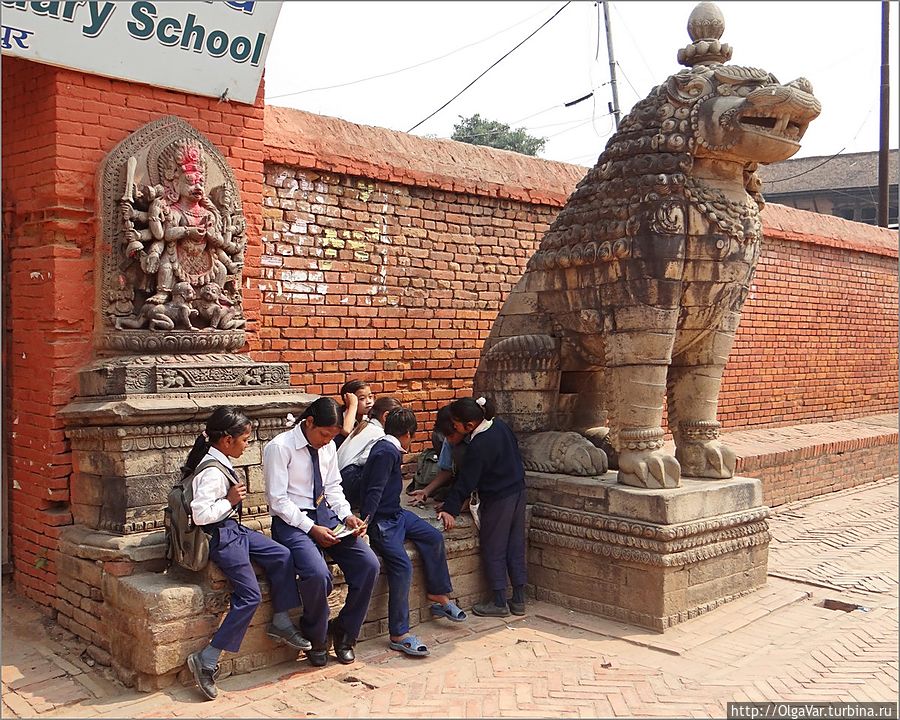 Вообще львы, которых отродясь не водилось в Непале,  -одни из самых популярных персонажей. Этот лев, тоже старинный, охраняет вход в в обычную школу недалеко от площади Дурбар Бхактапур, Непал