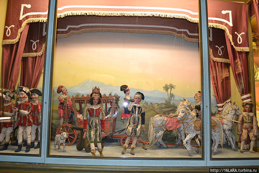 Их игрушки.