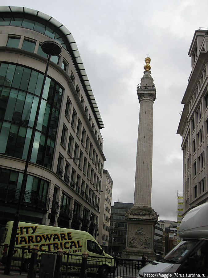Памятник Великому Пожару (в окружении современных зданий) 1666 года-самая высокая в мире одиночная колонна, на вершину которой ведет винтовая лестница с 311 ступенями. Наверху смотровая площадка. С трех сторон на монументе тексты. Построен в 1671–1677 годах архитектором Кристофером Реном и помогавшим ему в восстановлении Лондона после пожара знаменитым учёным Робертом Гуком. Англия, Великобритания
