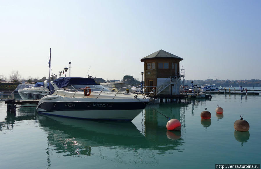 Пескьера — рыбный городок, где туристов больше, чем рыбы Пескьера-дель-Гарда, Италия