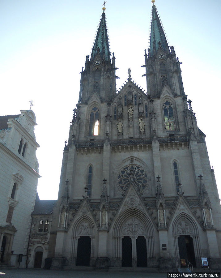 Кафедральный Собор св. Вацлава. Высота южной башни собора 100,65 метра. Это вторая по высоте церковная башня в Чехии, после башни кафедрального собора св. Вита в Праге. Оломоуц, Чехия