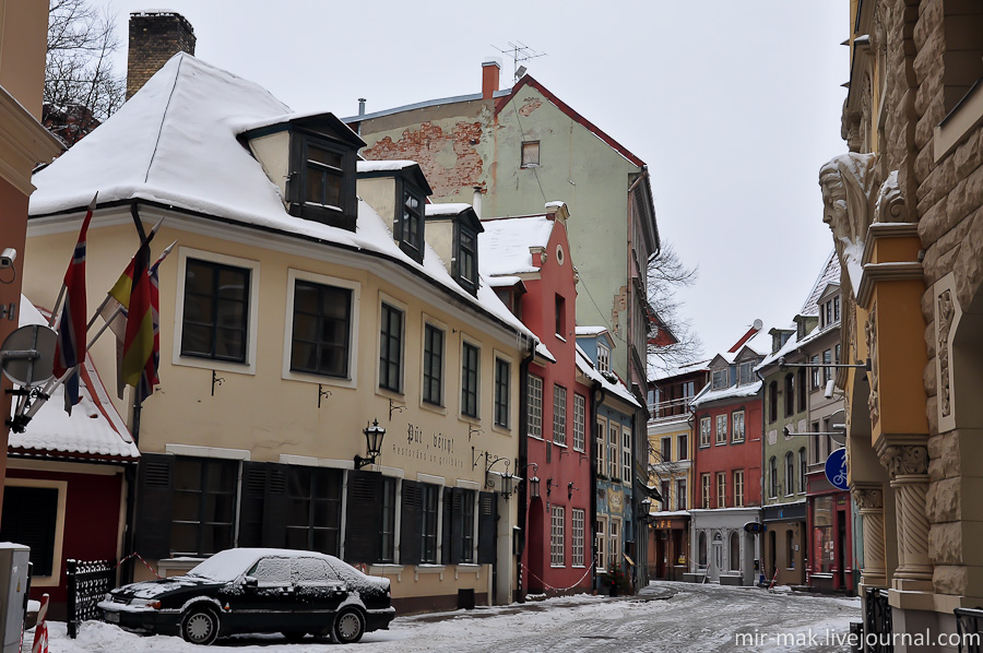 Вот та самая улица, которая так подошла для съемок двух совершенно разноплановых фильмов, ставших в последствии столь популярными. Рига, Латвия