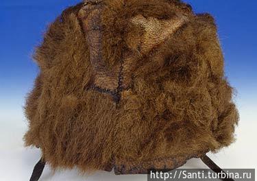 Шапочка из  шкуры бурого медведя.(фото с официального сайта музея) Бользано, Италия
