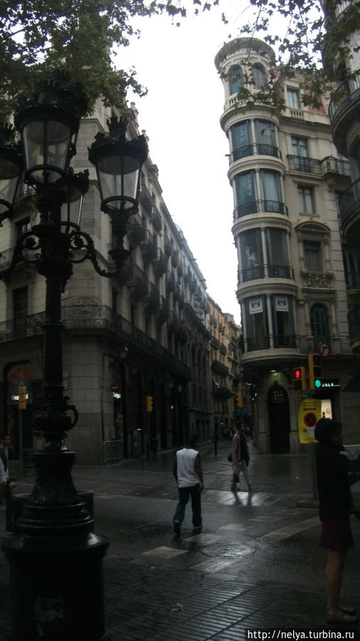 На Рамбле жизнь кипит в любое время суток Барселона, Испания