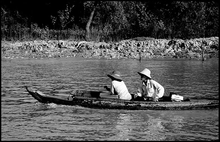 Черно-белый день на озере Тонлесап Провинция Сиемреап, Камбоджа
