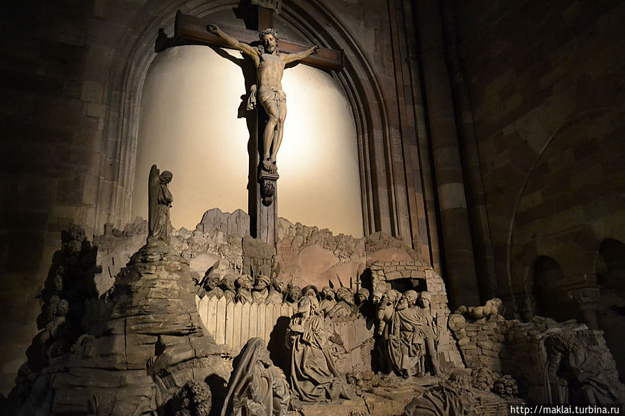 Над сценой в Гефсиманском саду возвышается миссионерский крест. Страсбург, Франция