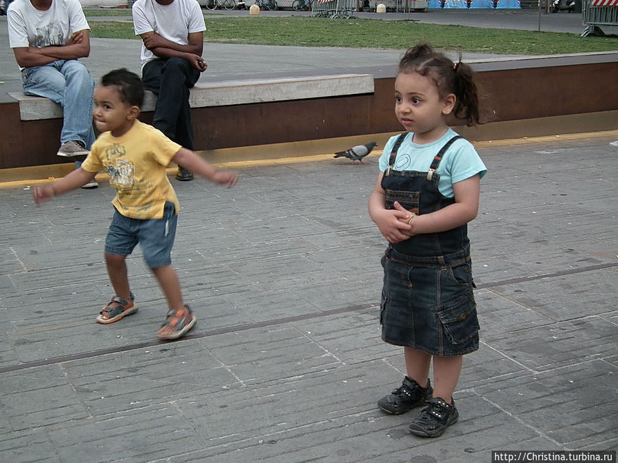 И снова молодежь. Мелкотня, даже я бы сказала. 
Как бы там ни было, а все же обитатели (либо посетители) Флоренции ...