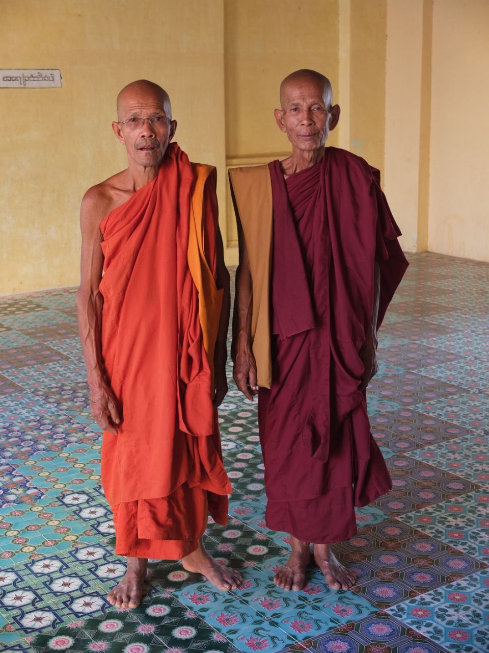 Монахи в Швезигоне Баган, Мьянма