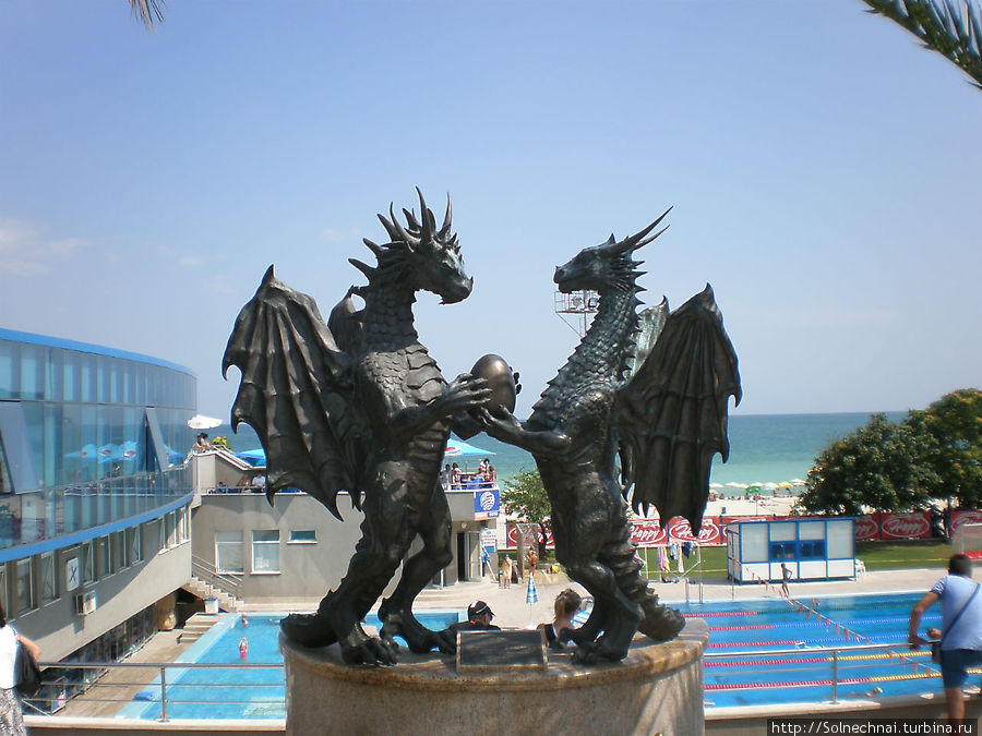 возле бассейного комплекса вот такая статуя Варна, Болгария