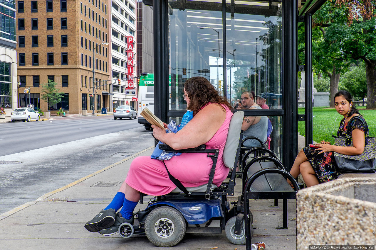 4. Инвалидам и просто тучным людям, разучившимся ходить, в Америке выживать сравнительно легко: инфраструктура даже маленьких городов заточена также и под их нужды. CША