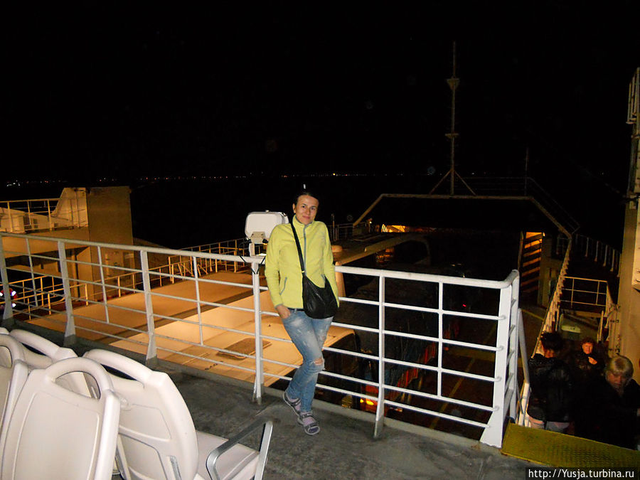 За борт практически ничего не видно. Но, вдали можно рассмотреть огоньки приближающегося Стамбула. Прямо таки восточная ночь...)))