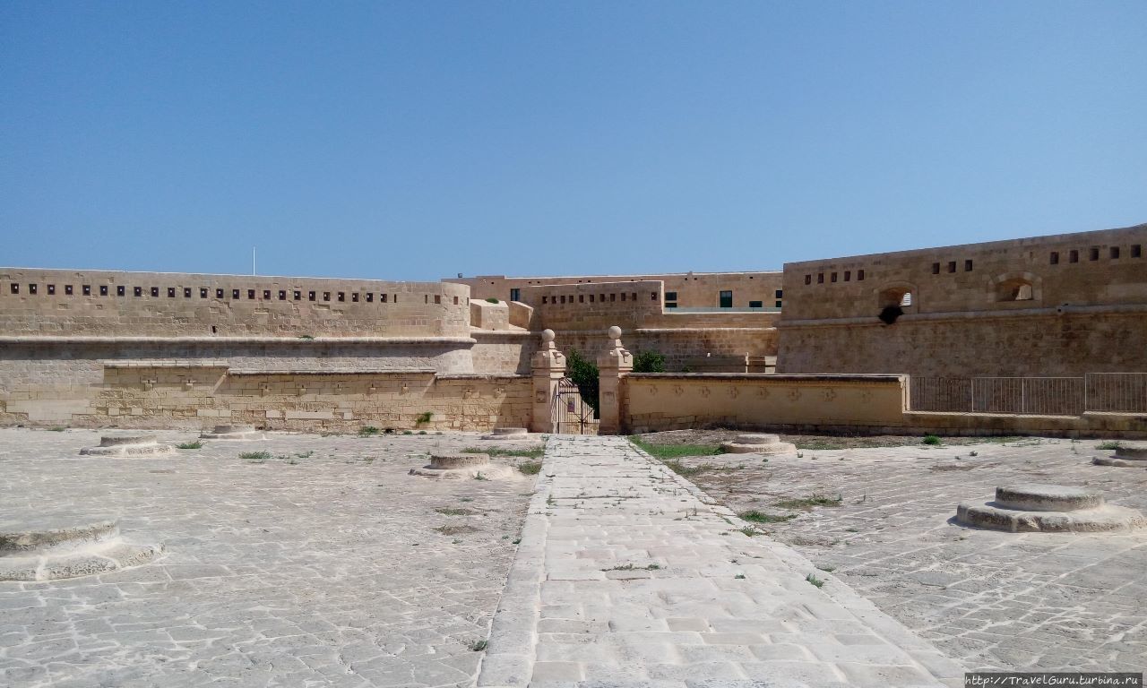 Форт Святого Элмо. сейчас здесь военный музей. Остров Мальта, Мальта