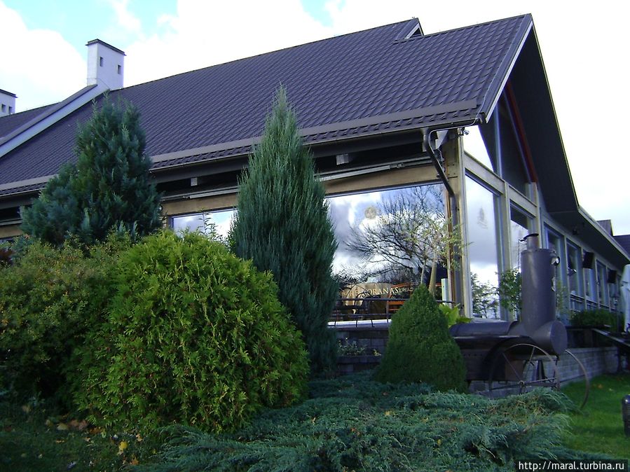 Apvalaus Stalo Klubas — семейный отель с рестораном на улице Караимов, 53 неподалёку от кафе Гальве Тракай, Литва