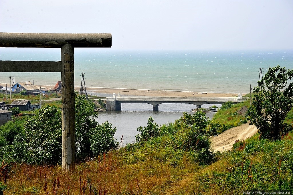 От  комплекса  виден  действующий японский мост. Томари, Россия