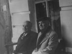 Александр Поповкин (слева) и секретарь компартии Франции Морис Торез в Ясной Поляне, 1961 (Из Интернета)
