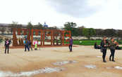 Ориентир для посетителей парка — инсталляция WHERE, автор Жан Дюпюи.