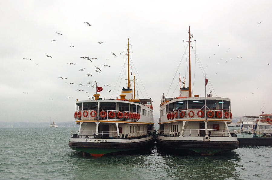 Корабли у Галатского моста Стамбул, Турция