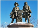 Де Геннин стоит слева в шляпе-треуголке, а Татищев – справа в парике без шляпы.