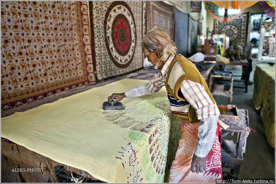 Набивание ткани — очень древний способ нанесения рисунка. Судя по выверенным движениям, этот мастер занимался таким ремеслом всю жизнь. Джайпур, Индия