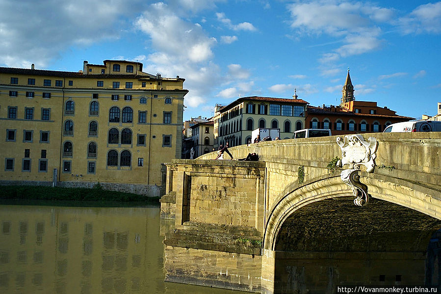 Мост Святой Троицы (Ponte Santa Trinita).
Обратите внимание, на носу опоры девушка занимается йогой, а сзади парень снимает чудесные ракурсы в противосвете. Тем самым они собрали массу ценителей на мосту. Флоренция, Италия