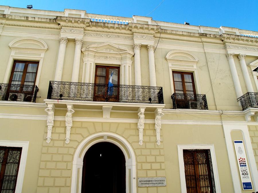 Юридический факультет Национального Университета Кордовы, на улице Obispo Trejo, напротив здания ректората и музея Кордова, Аргентина