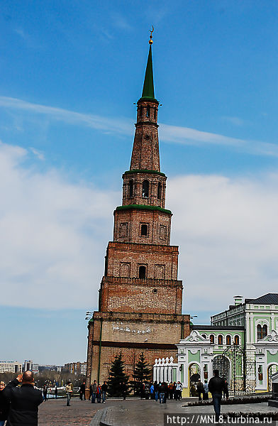 Падающая башня Сююмбике имеет сходство с Боровицкой башней (московского кремля).
Интересно что до 1917года она была увенчана двуглавым орлом находившимся на золотом яблоке (по легенде в этом яблоке находились важные документы о истории и культуре татар). С 1917 по 1930-х в место орла был полумесяц. В 1930-х полумесяц убрали и в 1990-х вновь увенчали башню полумесяцем. Казань, Россия