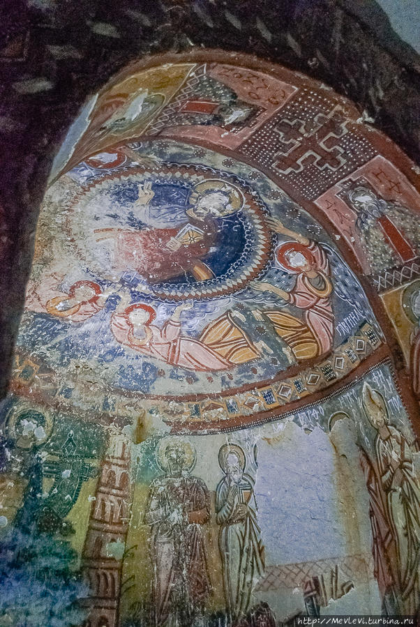 Одна из многочисленных церквей в долине Ихлара Ихлара (долина), Турция