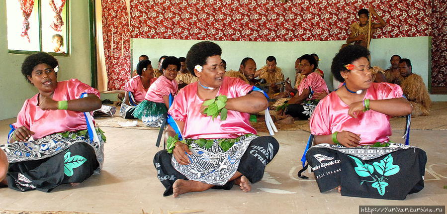 Многие танцы исполнялись в положении сидя Остров Дравака, Фиджи