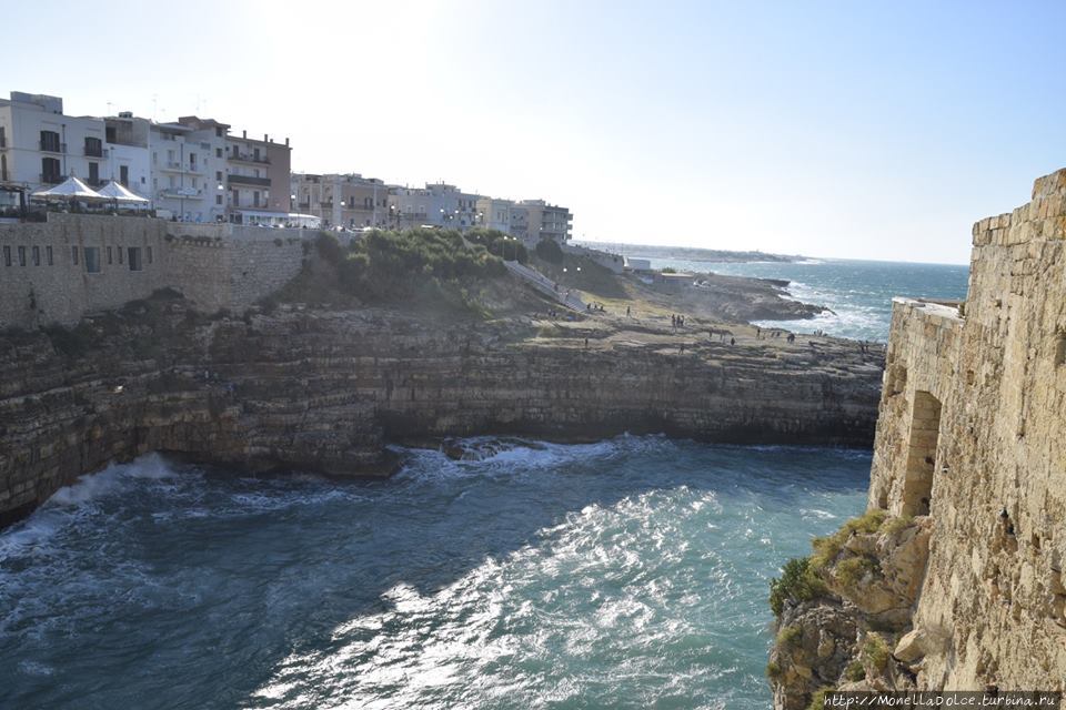 Пешеходный маршрут в историческом центре Polignano a mare Полиньяно-а-Маре, Италия