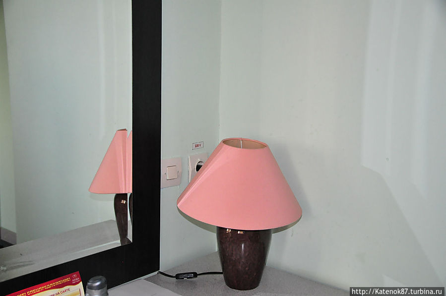 Лампа на столике